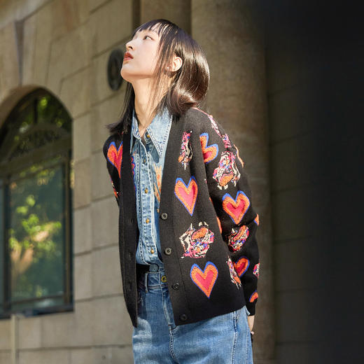 谜底2022新款爱心图案织花合体针织开衫女228MZ6170 商品图1