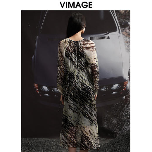 VIMAGE纬漫纪秋季新款印花复古显瘦V领连衣裙V1807404 商品图4