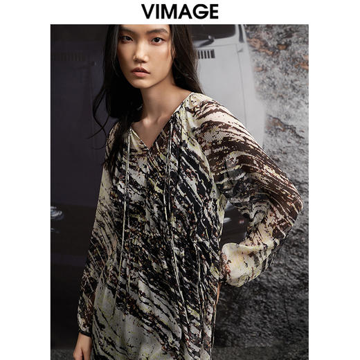 VIMAGE纬漫纪秋季新款印花复古显瘦V领连衣裙V1807404 商品图2