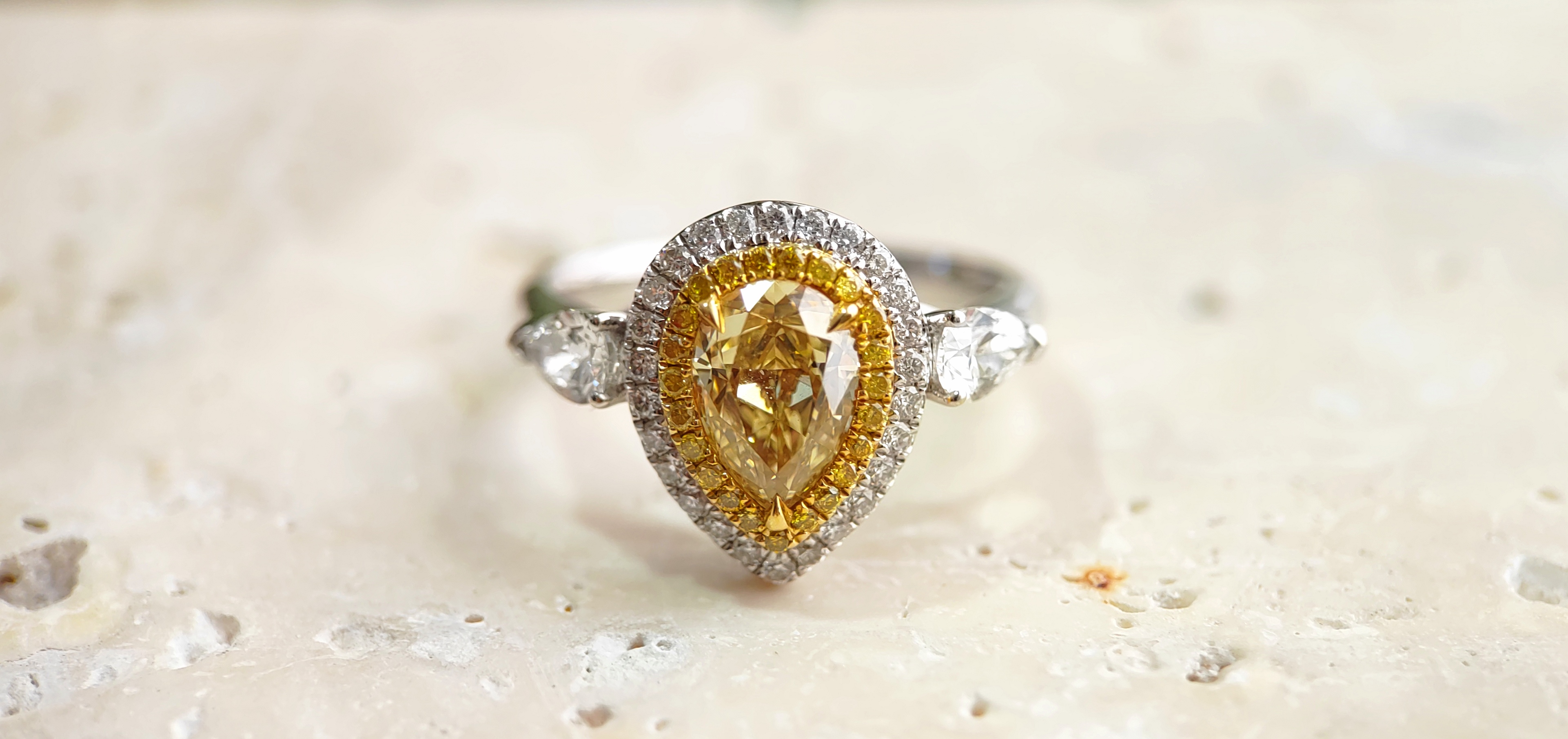 一克拉大台面心型豪华镶嵌黄钻戒指