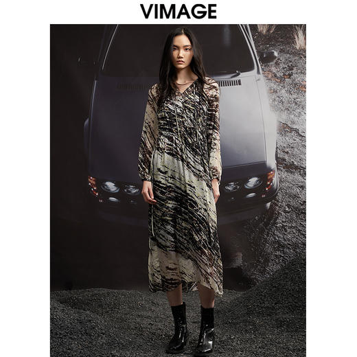 VIMAGE纬漫纪秋季新款印花复古显瘦V领连衣裙V1807404 商品图0