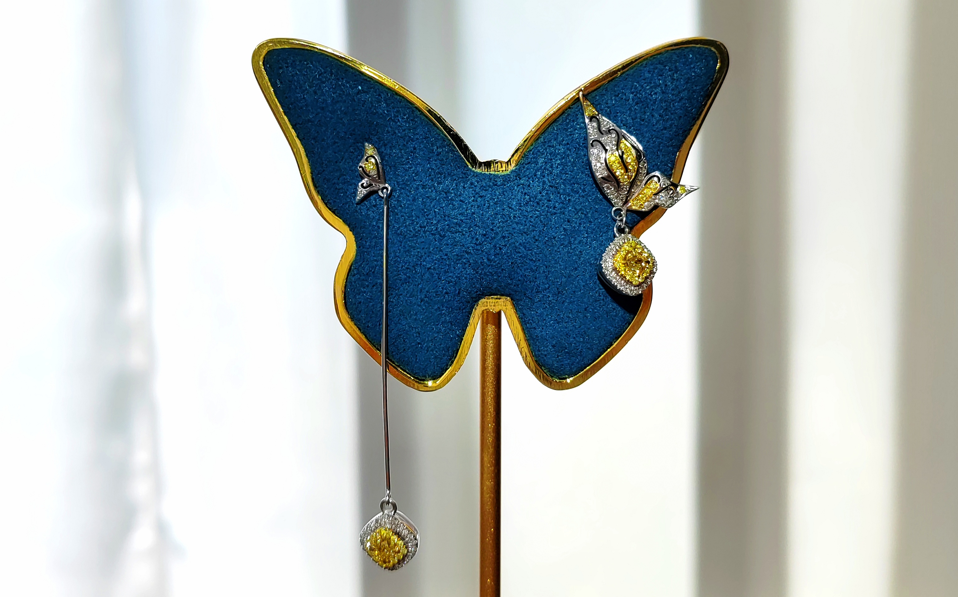 蝴蝶翩翩不对称造型黄钻耳环