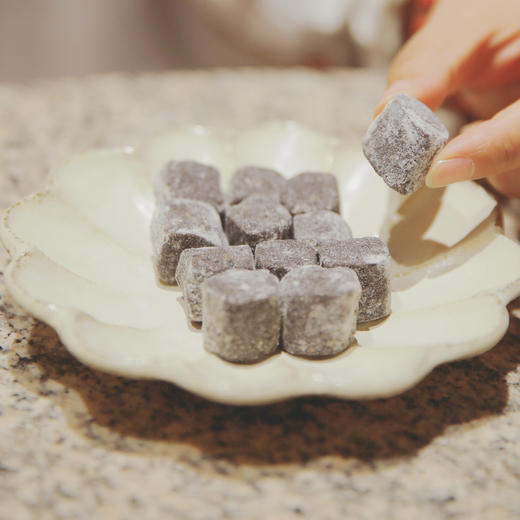 东济堂茯湿糕 传承古法配方，口感软糯扎实 茯苓、薏米等天然食材，带来独特的谷物草本香气 250g/瓶 商品图2