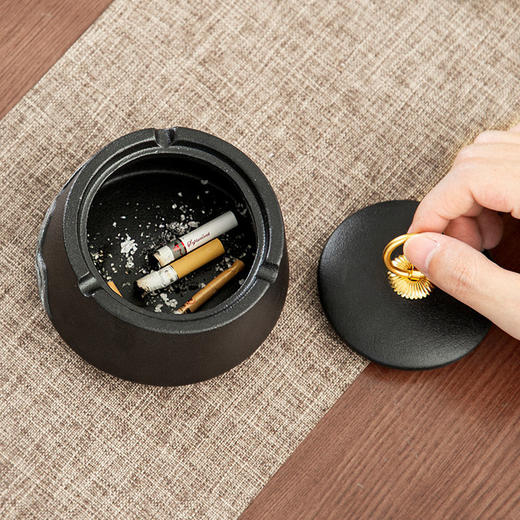 远山黑陶创意时尚陶瓷烟灰缸家用客厅茶桌防风带盖防飞灰烟灰缸槽 商品图3