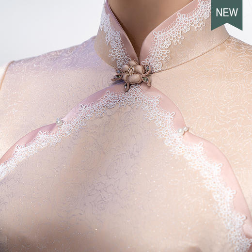 荷言HEYEN 花枝俏 皮粉织银丝醋酸面料+手工流苏钉珠+精致盘扣胸针+如意镂空透视造型+婚庆旗袍礼服款 商品图3