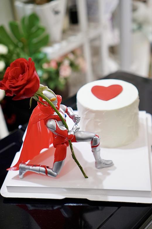 七夕-奥特曼送花 一鲜奶动物奶油蛋糕 商品图0