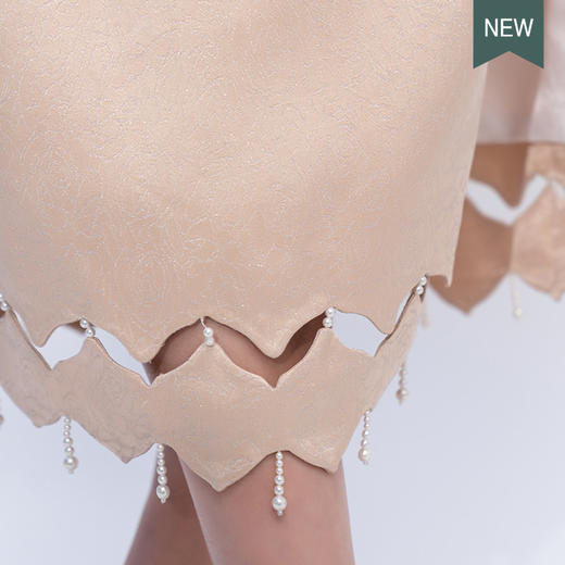 荷言HEYEN 花枝俏 皮粉织银丝醋酸面料+手工流苏钉珠+精致盘扣胸针+如意镂空透视造型+婚庆旗袍礼服款 商品图4