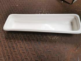 长条形白色花盆