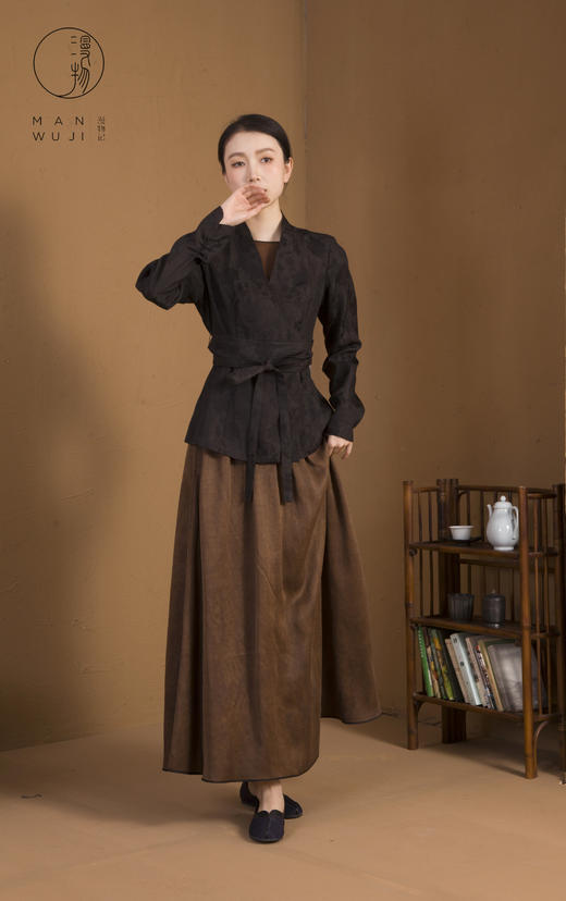 漫物记XYS-074提花黑胶纱系带收腰短外套 商品图2