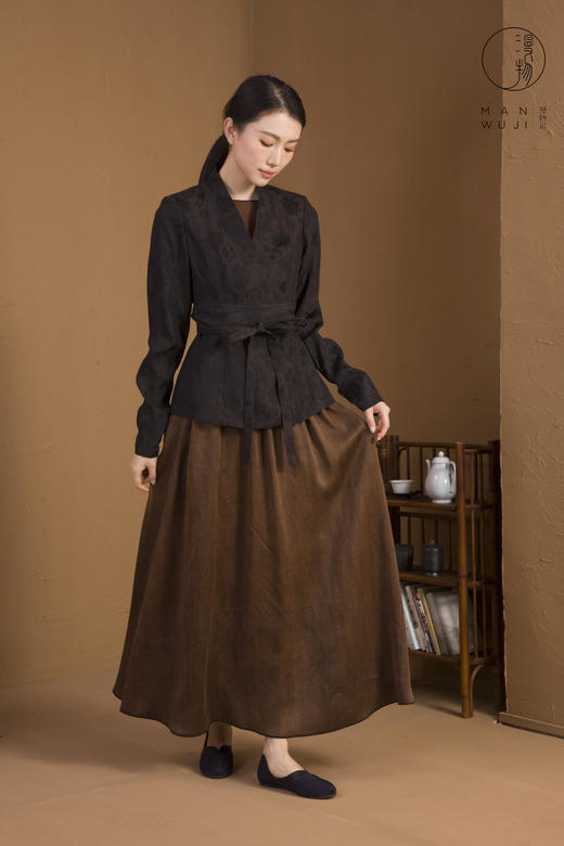 漫物记XYS-074提花黑胶纱系带收腰短外套 商品图1