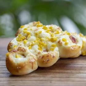 三角芝士肉肠披萨