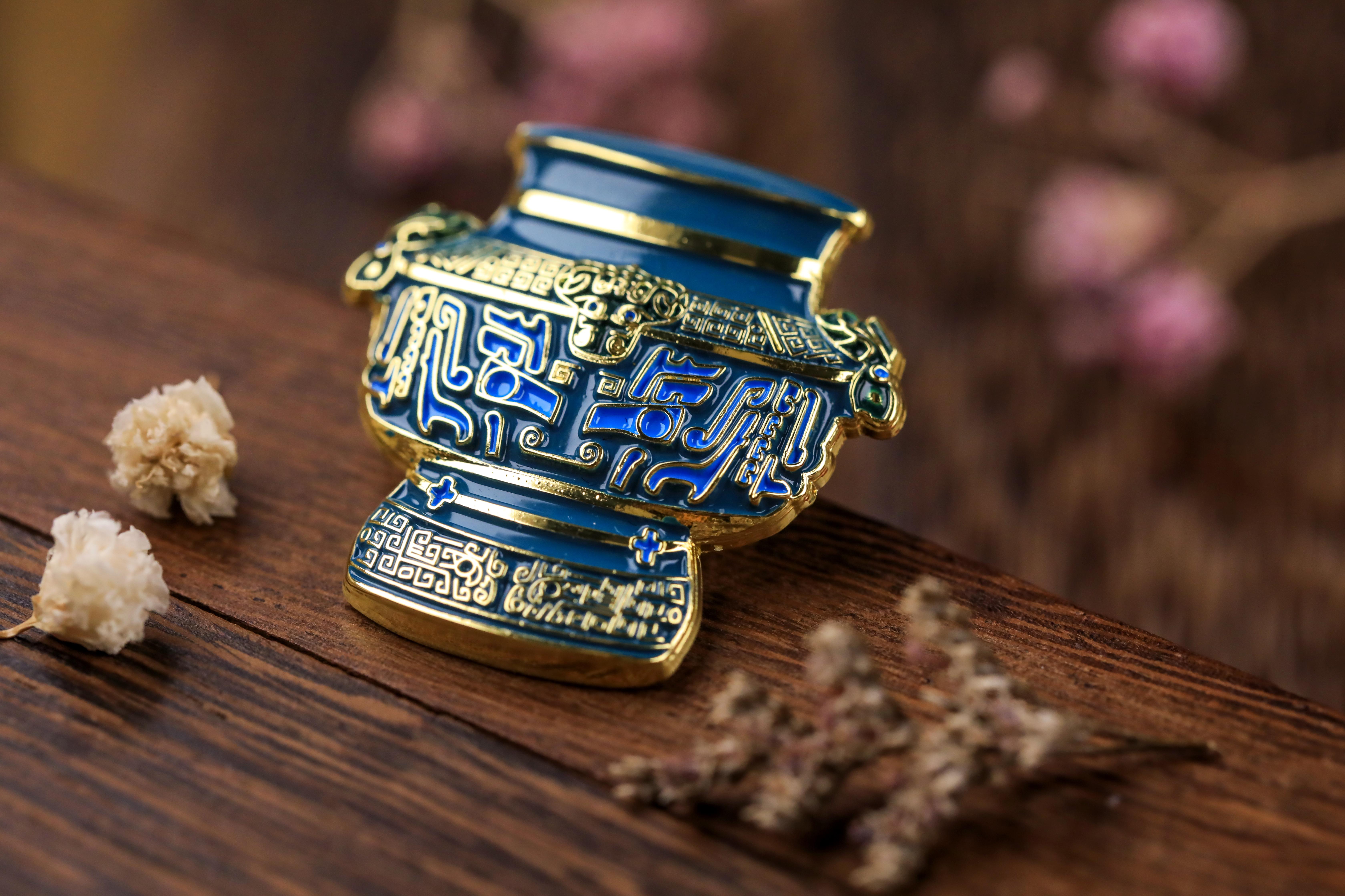 羊首青铜罍浮雕胸针