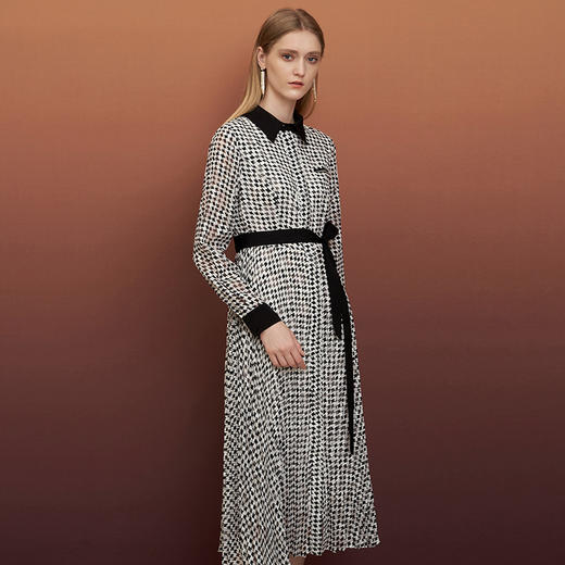 EITIE爱特爱秋季新款女装立领时尚百褶裙摆系带印花连衣裙长裙6707406 商品图2