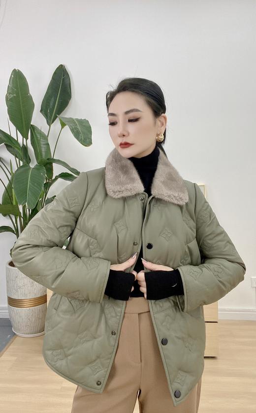 【热销400+】臣禾【水貂毛领+绵羊皮革+90白鸭绒】超细绵羊皮100%真皮小香风菱形格纹短款皮羽绒（升级版9224250837现货）9214250137（现货） 商品图9