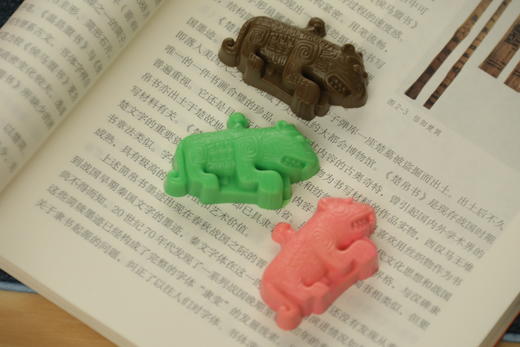 青铜伏鸟双尾虎文物橡皮擦 商品图3