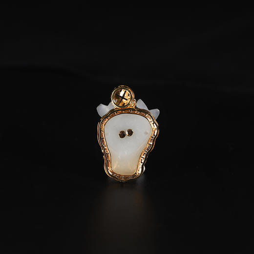 清代和田白玉“牛气冲天”项坠 商品图3