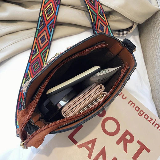 新款民族风优雅气质百搭，单肩流苏斜挎水桶包 商品图7