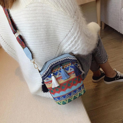 新款民族风优雅气质百搭，单肩流苏斜挎水桶包 商品图4