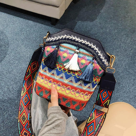 新款民族风优雅气质百搭，单肩流苏斜挎水桶包 商品图3