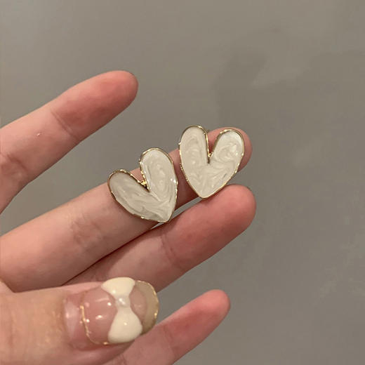 JU-A22法式复古滴油白色爱心耳环女时尚设计感冷性风新款潮耳钉夏季耳饰 商品图3