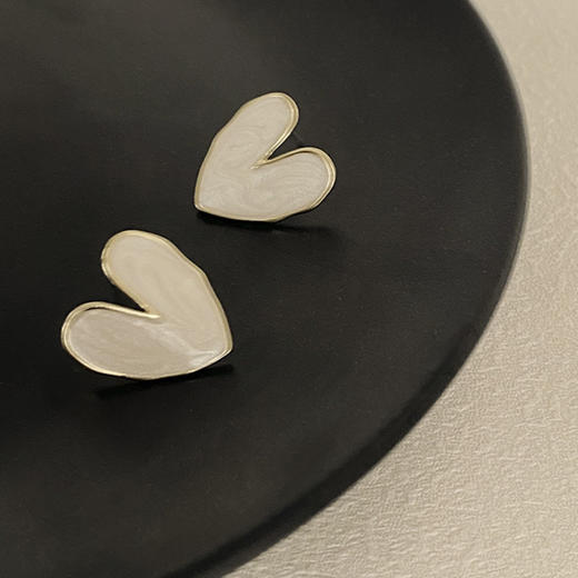 JU-A22法式复古滴油白色爱心耳环女时尚设计感冷性风新款潮耳钉夏季耳饰 商品图4