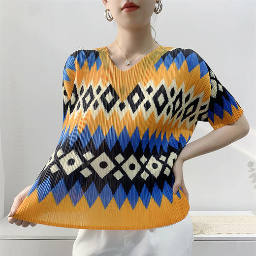 ZDFS-S-500新款时尚气质休闲V领短袖褶皱印花T恤 商品图2