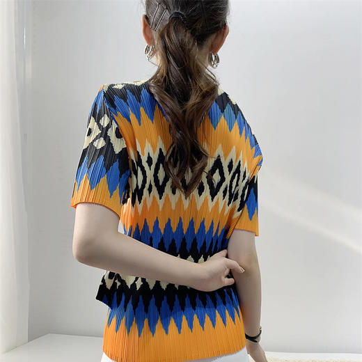 ZDFS-S-500新款时尚气质休闲V领短袖褶皱印花T恤 商品图3