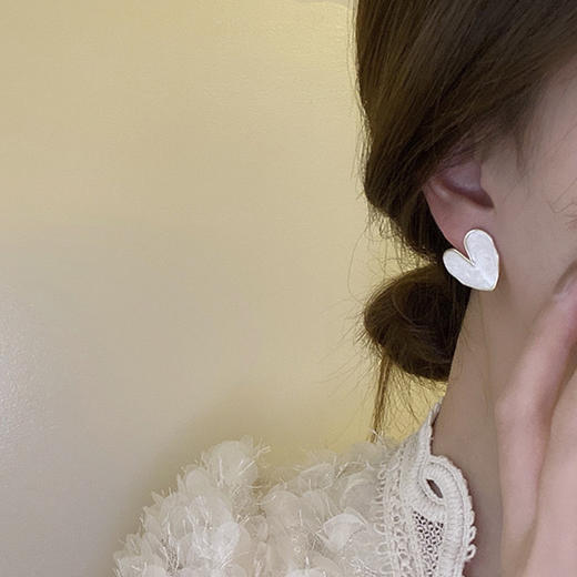 JU-A22法式复古滴油白色爱心耳环女时尚设计感冷性风新款潮耳钉夏季耳饰 商品图2