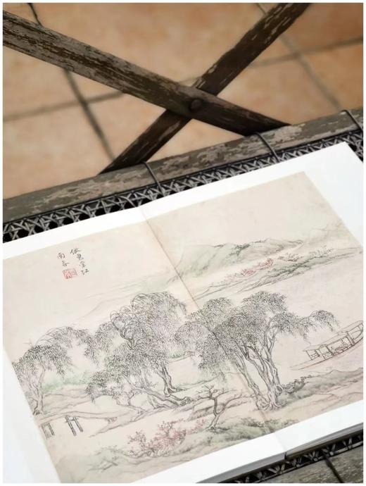 《荣宝斋藏册页选》，全8册，大16开，册页，八大山人、齐白石、赵之谦等绘，荣宝斋出版社2009年，定价880，售价328元。品相9成左右。函套或有破损。

全书收录荣宝斋珍藏的丁元公、陆㬙、八大山人、 商品图7