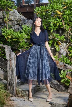 2楼L.MAIXIA蓝色刺绣连衣裙22年新款