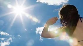  别躲在空调房了,夏季出汗是养生好方式，抗病菌、防结石、改善血液循环 