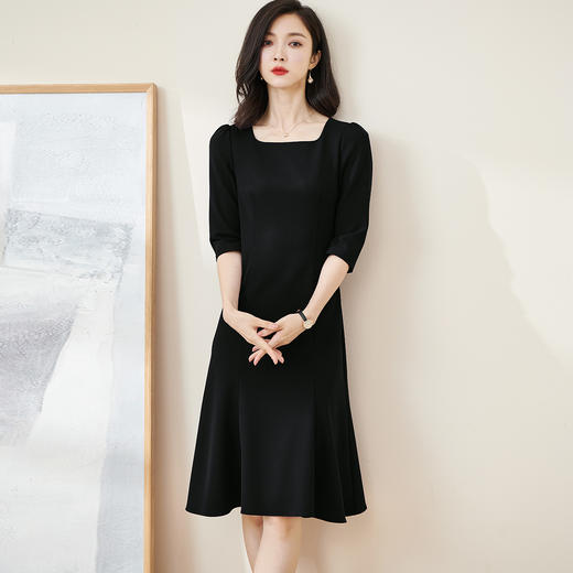 剩S 米思阳2025春季新款气质优雅纯色连衣裙修身显瘦方领大摆裙2100 商品图0