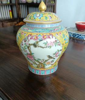 珐琅彩黄地图案开窗花鸟茶叶罐