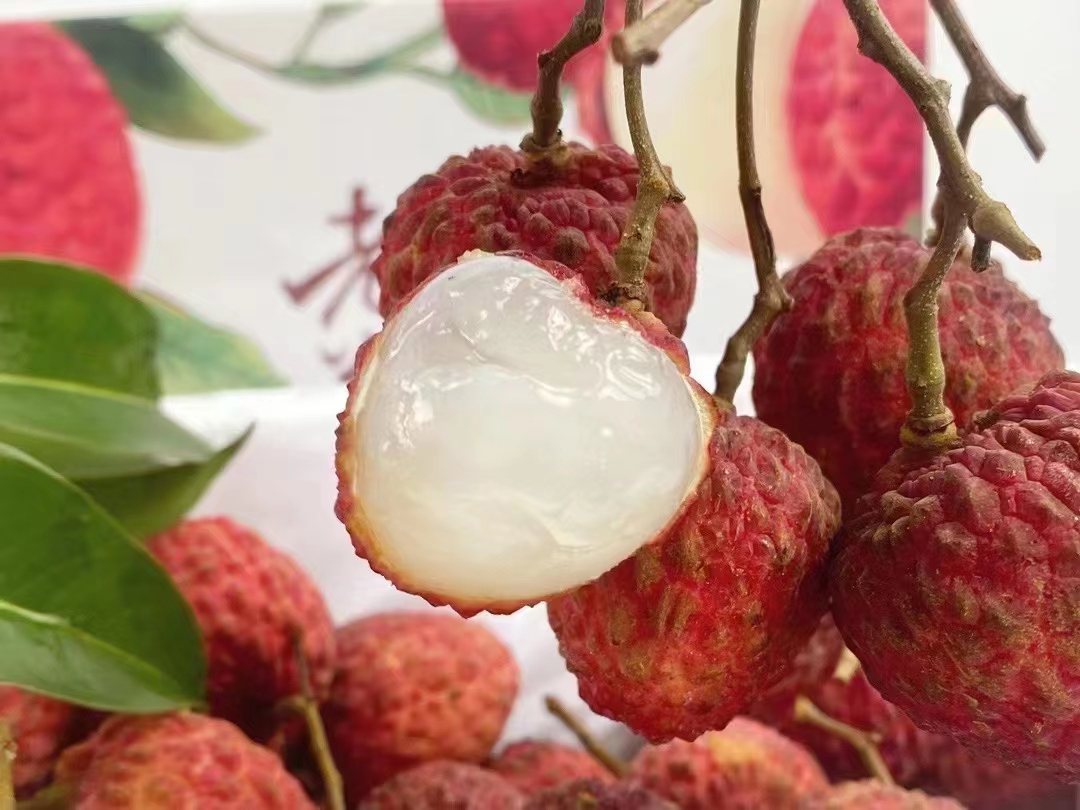 明亮的"胭脂红",细腻的奶白色果肉,柔滑细嫩,甜中夹带着浓蜜感,余味