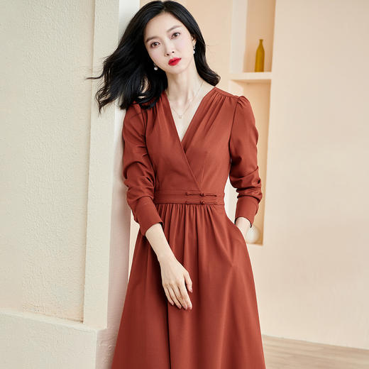 剩XL/S/M 米思阳2026春季新款简约气质通勤长袖连衣裙褶皱V领大摆裙子2507 商品图2