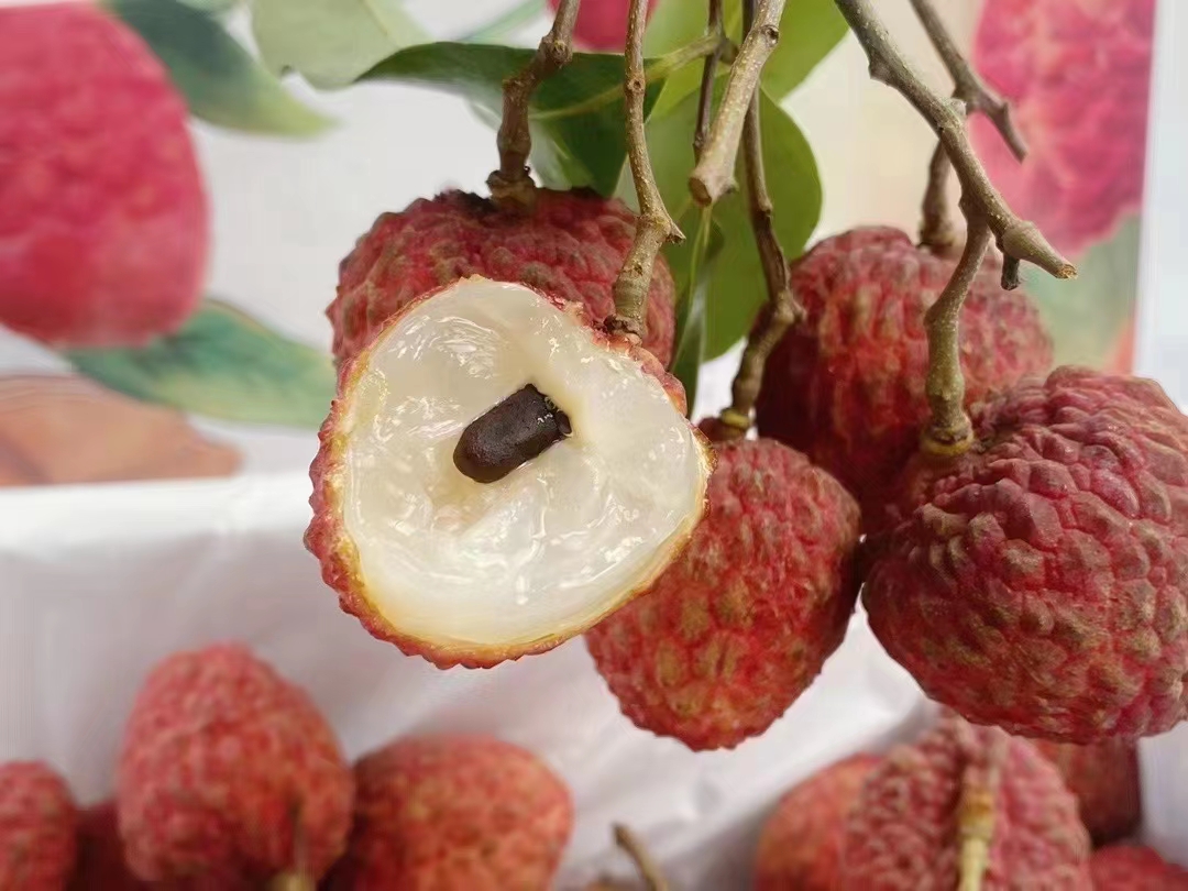 明亮的"胭脂红",细腻的奶白色果肉,柔滑细嫩,甜中夹带着浓蜜感,余味