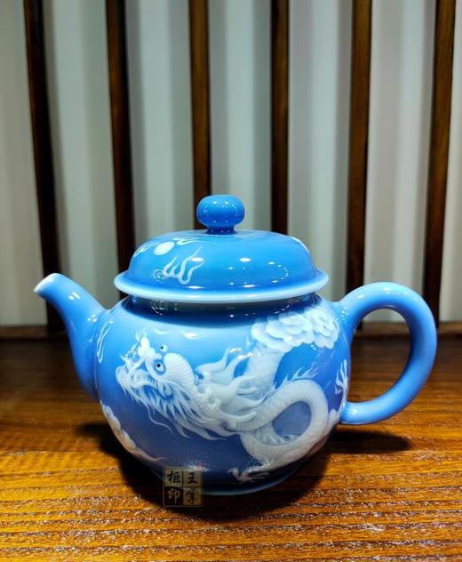 蓝底堆雕祥云龙壶 商品图0