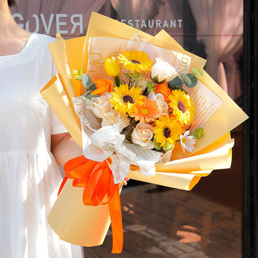 【手捧香皂花 一花多用 能放好几年】七夕情人节玫瑰花束 创意礼物 送手提袋+灯串 商品图3
