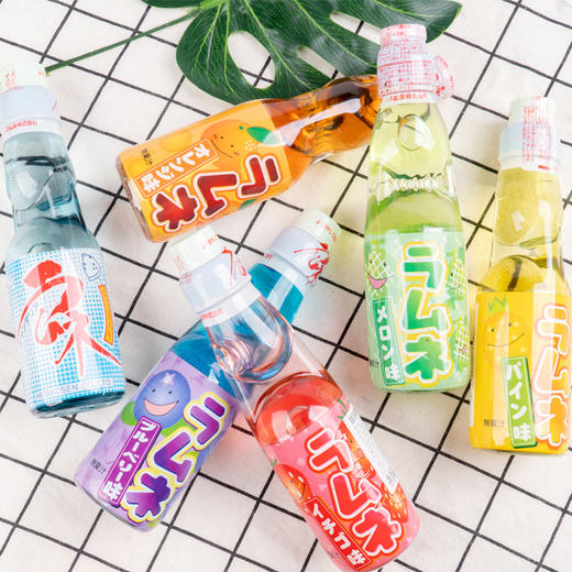 【中欧班列直供】日本进口汽水哈达波子爆弹珠汽水菠萝味草莓味樱花桔味哈密瓜原味菠萝味碳酸饮料200ml/瓶装 商品图1