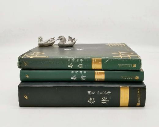 苏童、余华作品两种：《夜间故事》（上下）《四月三日事件》，精装，苏童、余华著，人民文学出版社2018年版，三册总定价237元，售价70元，非偏远地区包邮。品相9成左右。 商品图1