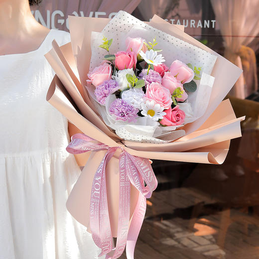 【手捧香皂花 一花多用 能放好几年】七夕情人节玫瑰花束 创意礼物 送手提袋+灯串 商品图2