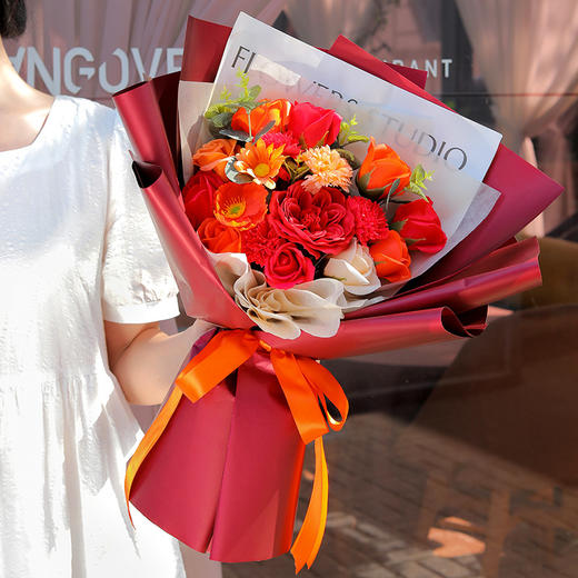 【手捧香皂花 一花多用 能放好几年】七夕情人节玫瑰花束 创意礼物 送手提袋+灯串 商品图1