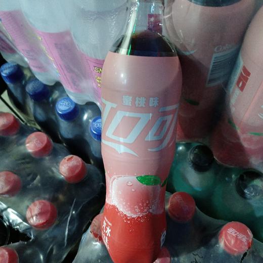 可口可乐蜜桃味汽水500ml 商品图0