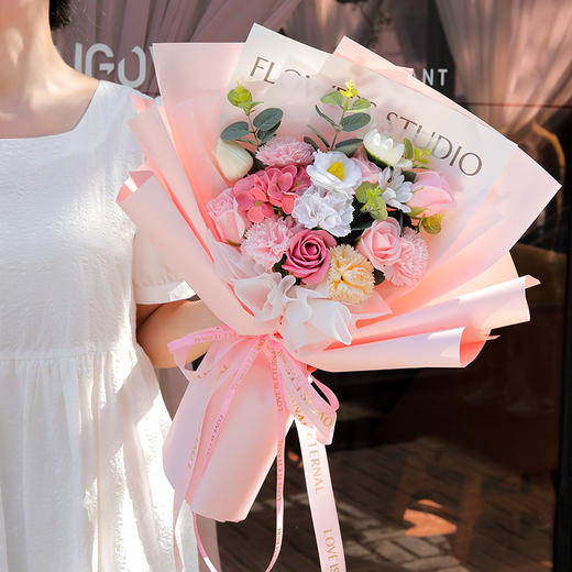 【手捧香皂花 一花多用 能放好几年】七夕情人节玫瑰花束 创意礼物 送手提袋+灯串 商品图0