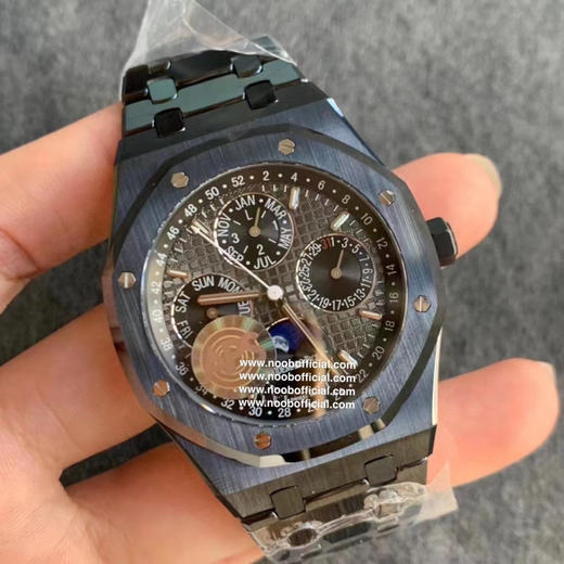 APS 爱彼 黑陶瓷26579 真月相 皇家橡树系列在“Grande Tapisserie”大格纹装饰表盘上，日期、星期、月份、月相，和四个眼睛的位置与原装同步 商品图14