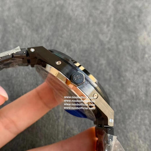 APS 爱彼 黑陶瓷26579 真月相 皇家橡树系列在“Grande Tapisserie”大格纹装饰表盘上，日期、星期、月份、月相，和四个眼睛的位置与原装同步 商品图12