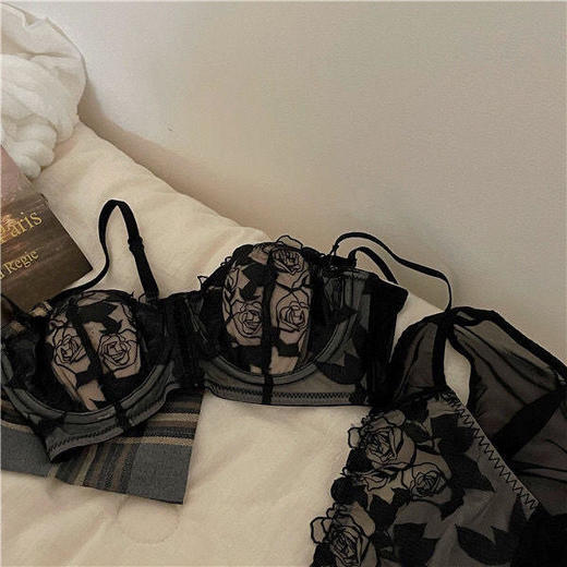 “我跟玫瑰都属于你”法式复古软钢圈聚拢少女蕾丝薄款内衣套装 商品图1