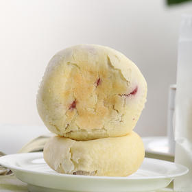 云南酥皮鲜花饼 饼皮酥香可口 花瓣多而厚实 微甜不腻 面香味浓