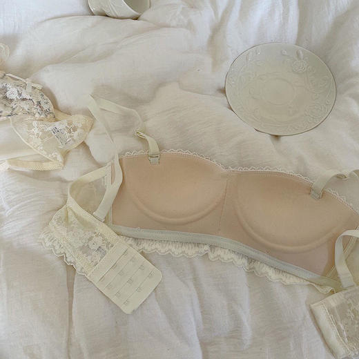 日系甜美蕾丝无肩带无钢圈小胸聚拢上托收副乳上薄下厚内衣套装女 商品图7
