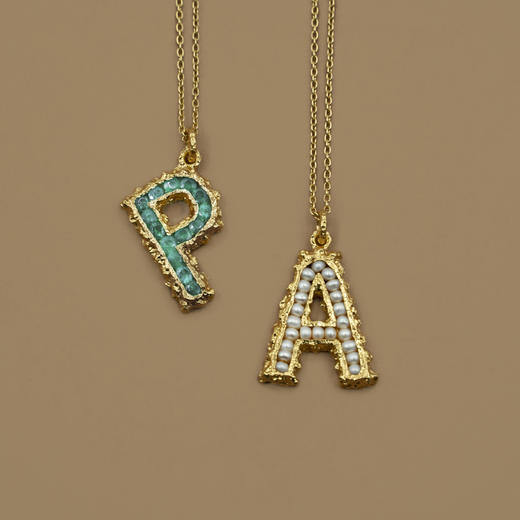 订购8周到｜Pach Pearl-Alphabet Emeralds-字母 祖母绿 项链［瑞士设计师］ 商品图4